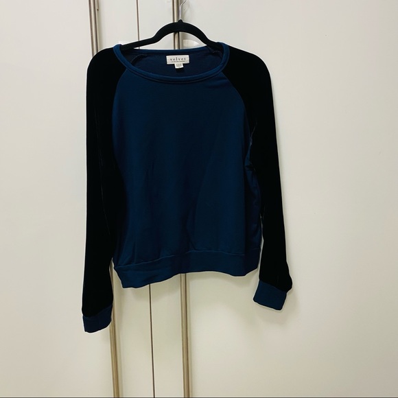 Velvet Graham & Spencer Long Sleeved Top w/black Velvet sleeves and navy bodice - Picture 1 of 4